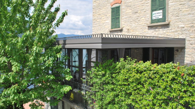 Veranda chiusa con tettoia su lago di Como